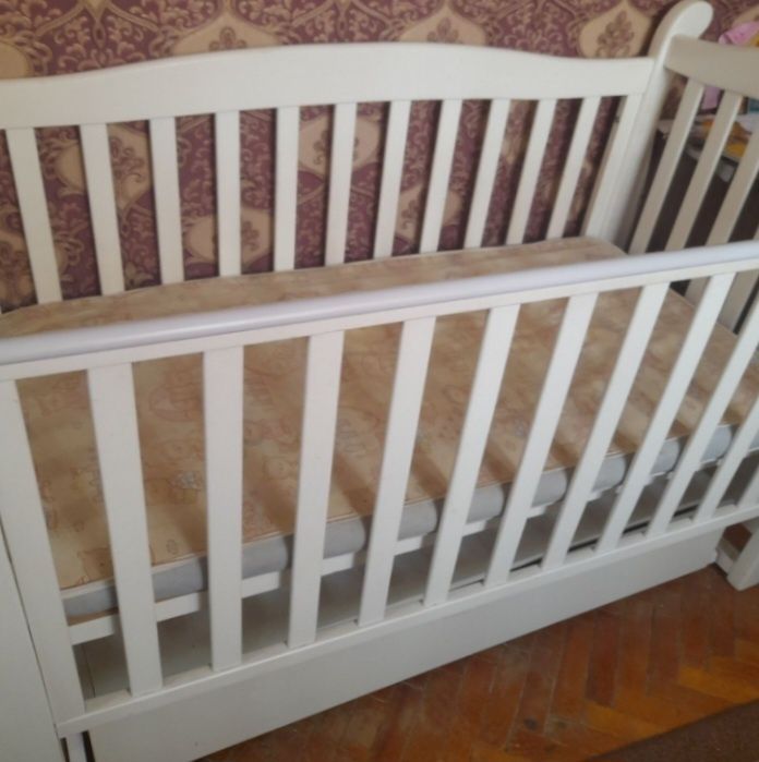 Кроватка для немовлят