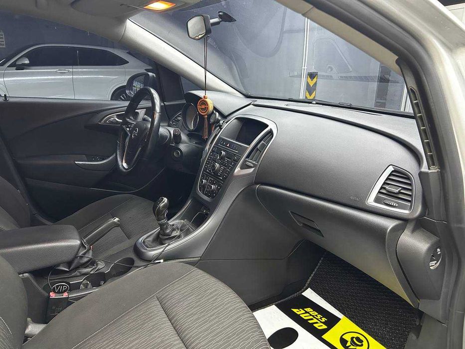 Opel Astra Sports Tourer 2013