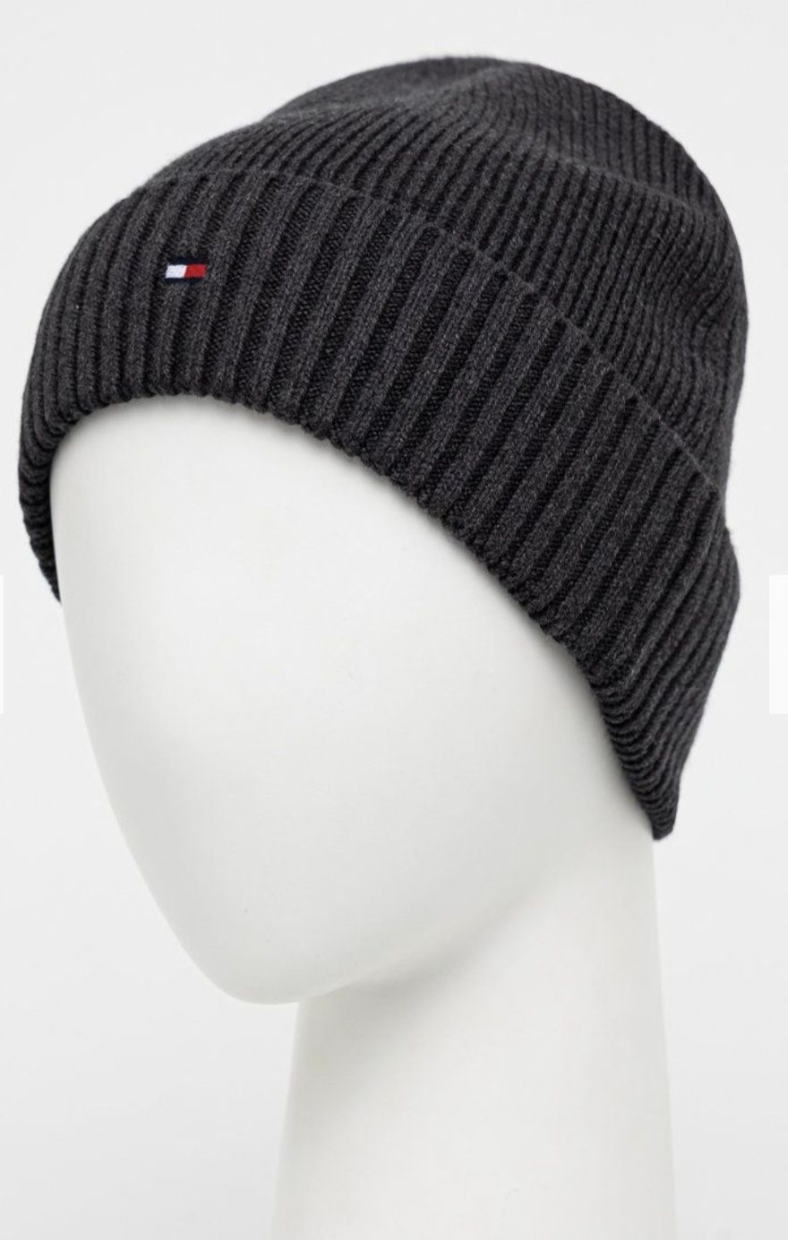 Шапка Tommy Hilfiger.