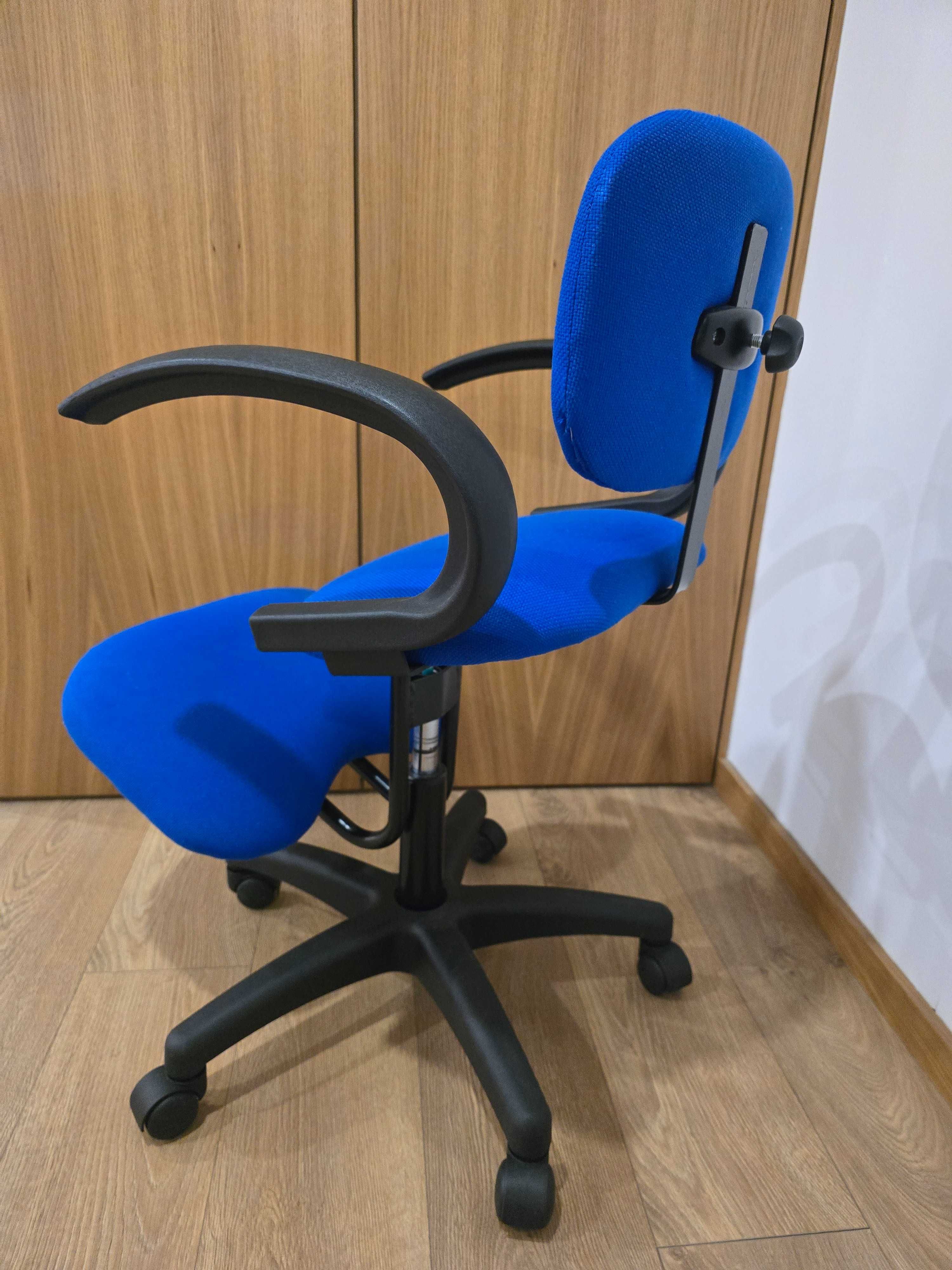 Cadeira ergonómica com apoio de joelho regulável e encosto