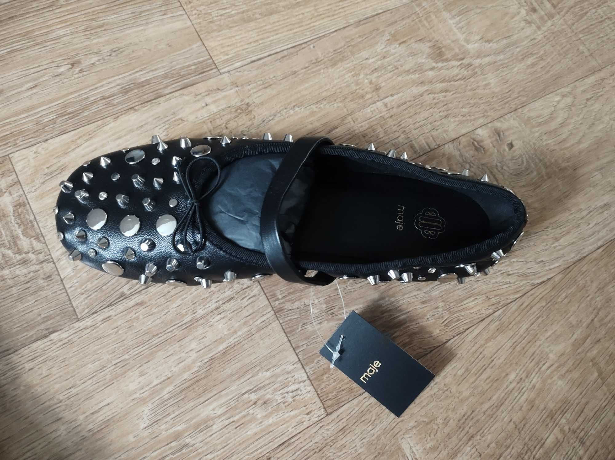 Baleriny z paskiem na kostkę .