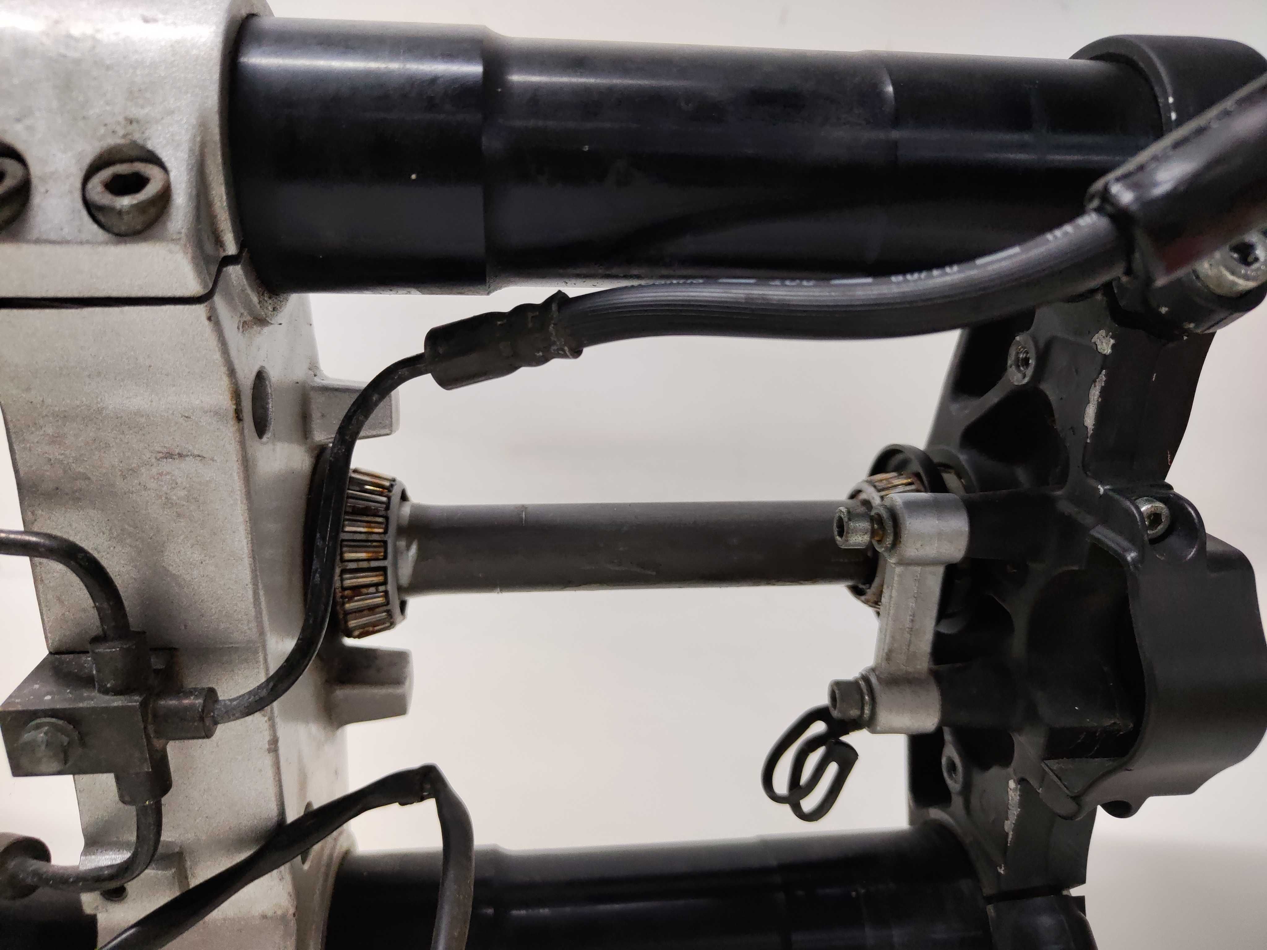 HYOSUNG GT 650 / 125 Zawieszenie Przednie Kompletne Lagi Koło Zaciski
