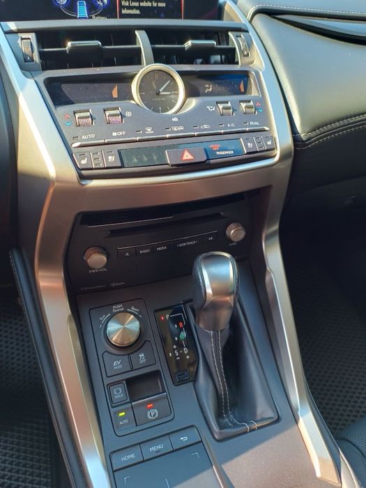 Продаю Lexus nx 300h