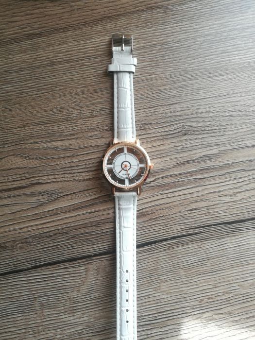 Nowy biały Zegarek.