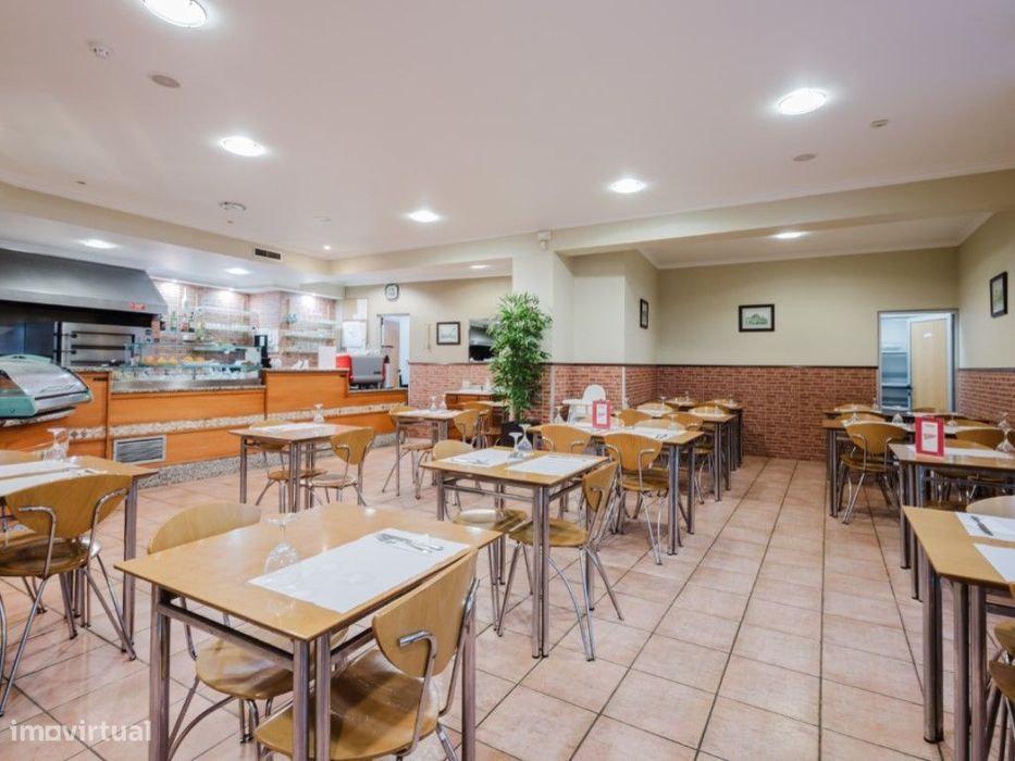 Imóvel constituído por duas frações, com restaurante montado