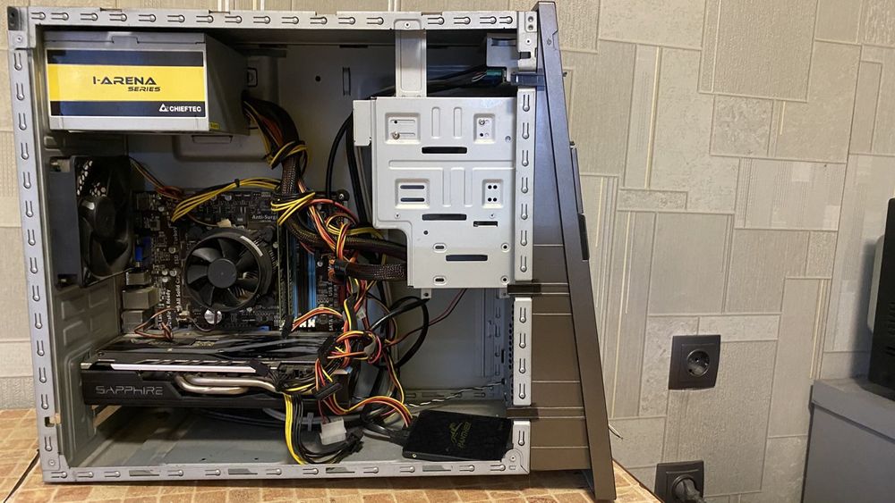 Продаю комп’ютер (працюючий, але вже не новий) або по деталях