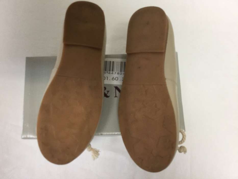 Sabrinas Neck Neck Beje menina