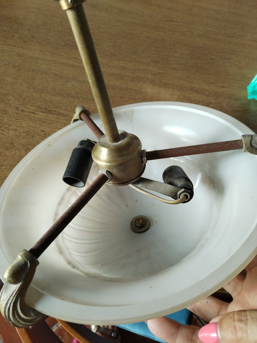 Candeeiro com latão e vidro fosco