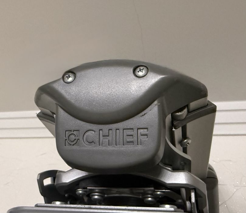 Кронштейн до проектора  фирма Chief WM110AUS и крепление Chief