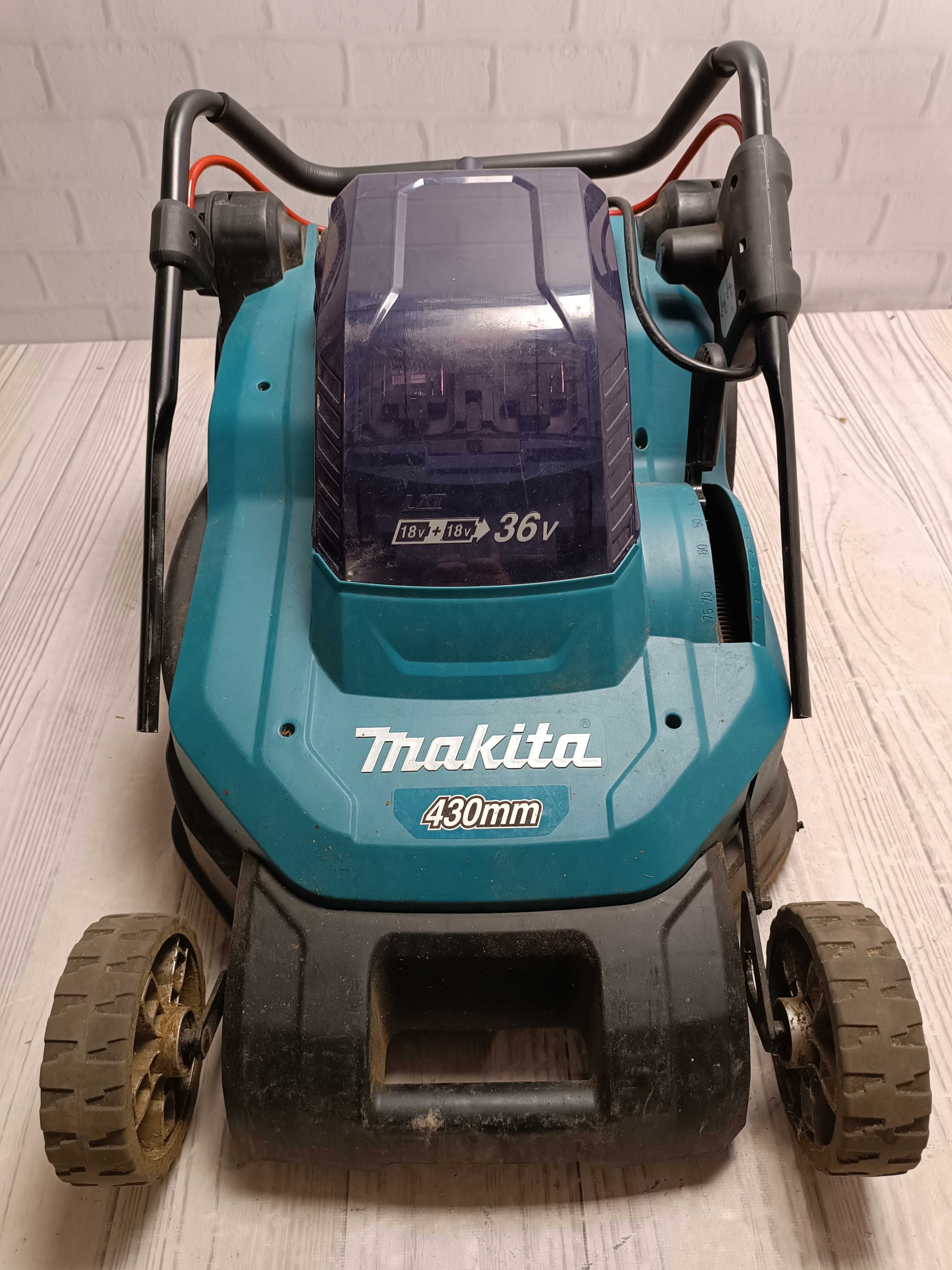 Makita DLM432 акумуляторна газонокосарка (без АКБ) ширина 43 см