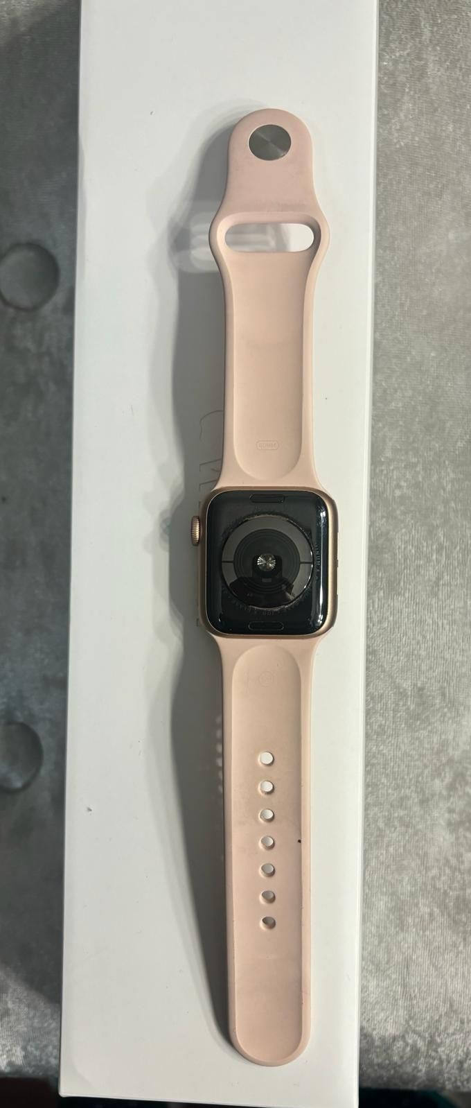 Iwatch série 5, gold aluminium case , pink sand sport band.