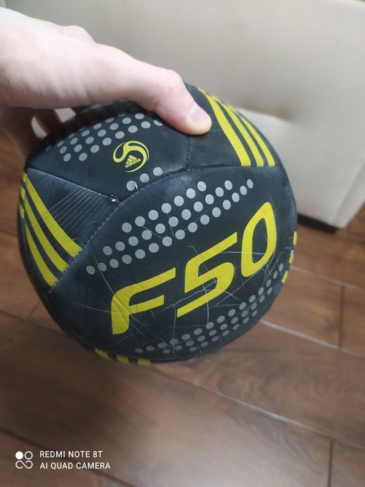 Футбольний м'яч Adidas