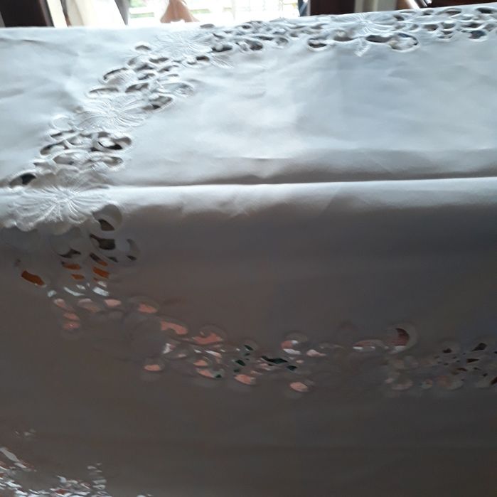 Biały owalny obrus richelieu