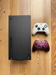 Xbox series x 1tb + 2 pady