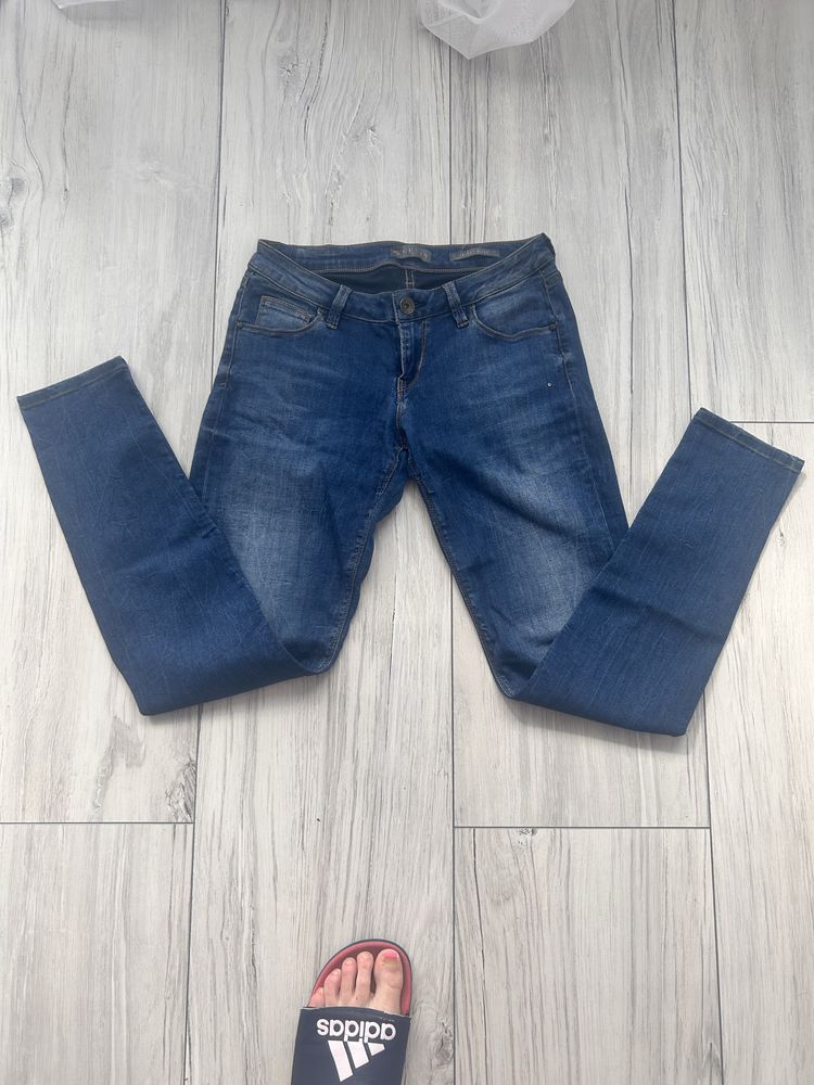 Jeansy Guess.