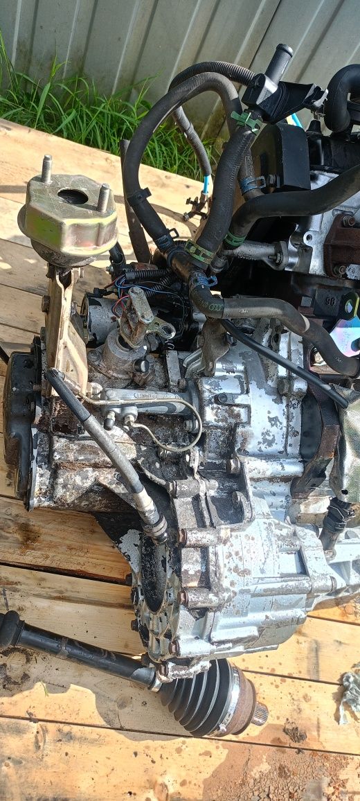 Sprzedam VW T4 2,4 silnik skrzynia biegów półosie wentylator lamy itp