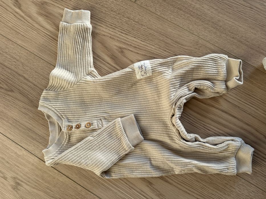 Beżowy pajacyk z wafelkowego materiału 56