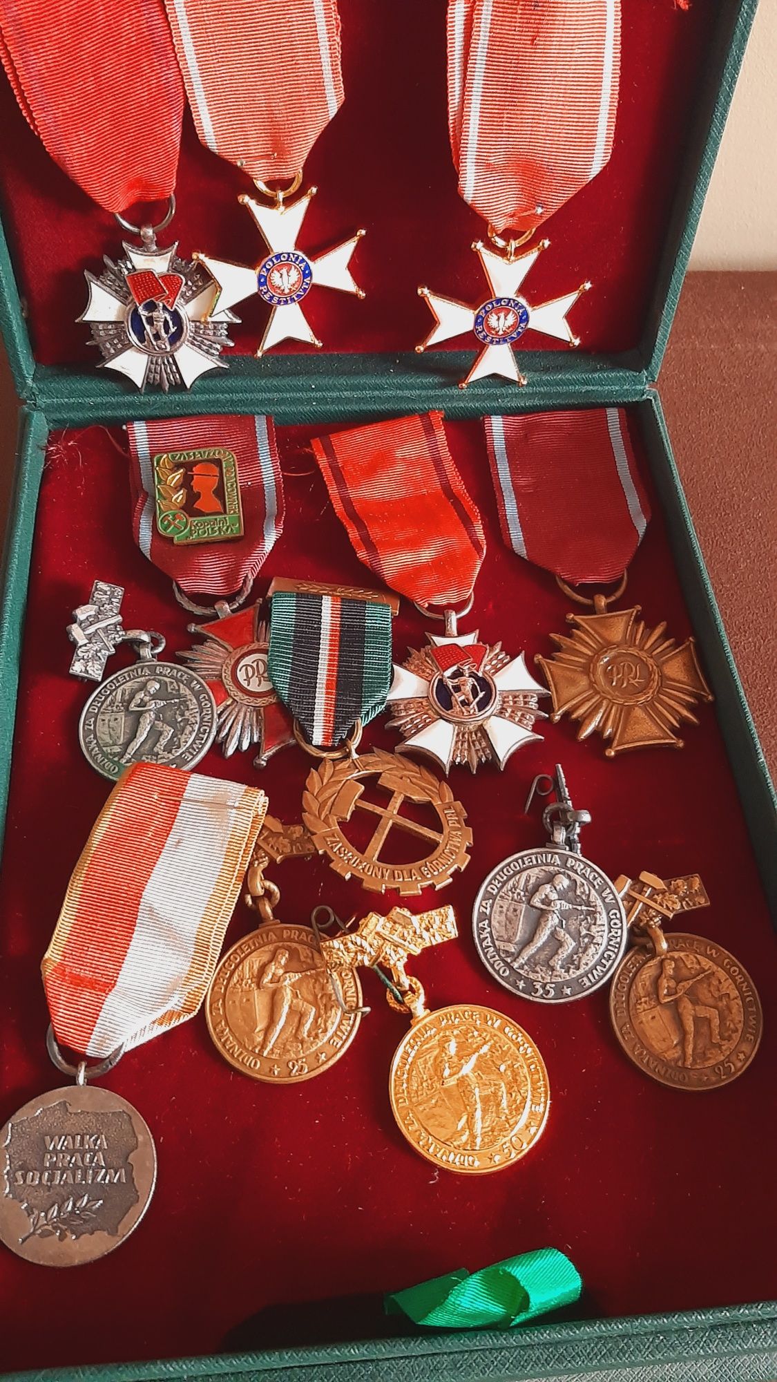 Pudełko PRL plus medale