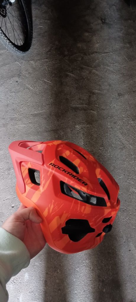 Travões e capacete de bicicleta