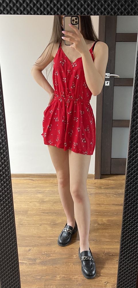Czerwony kombinezon w kwiaty