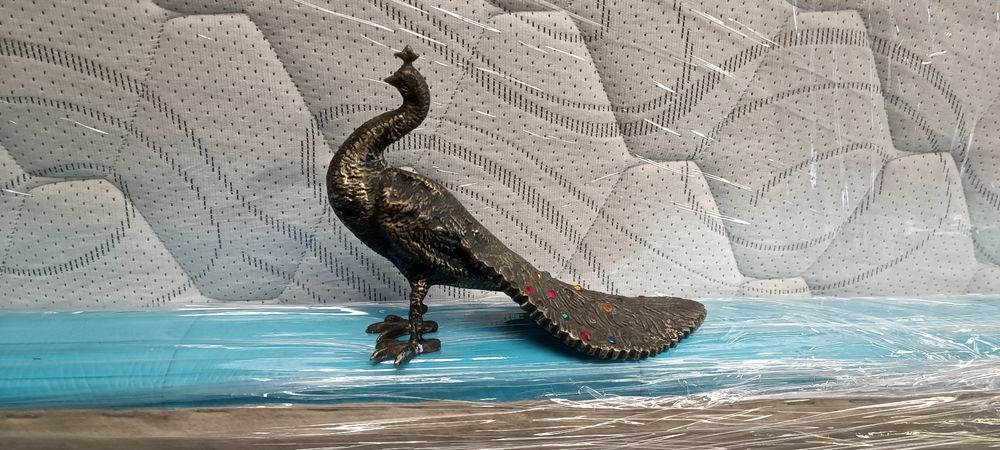 Escultura pavão em metal prateado