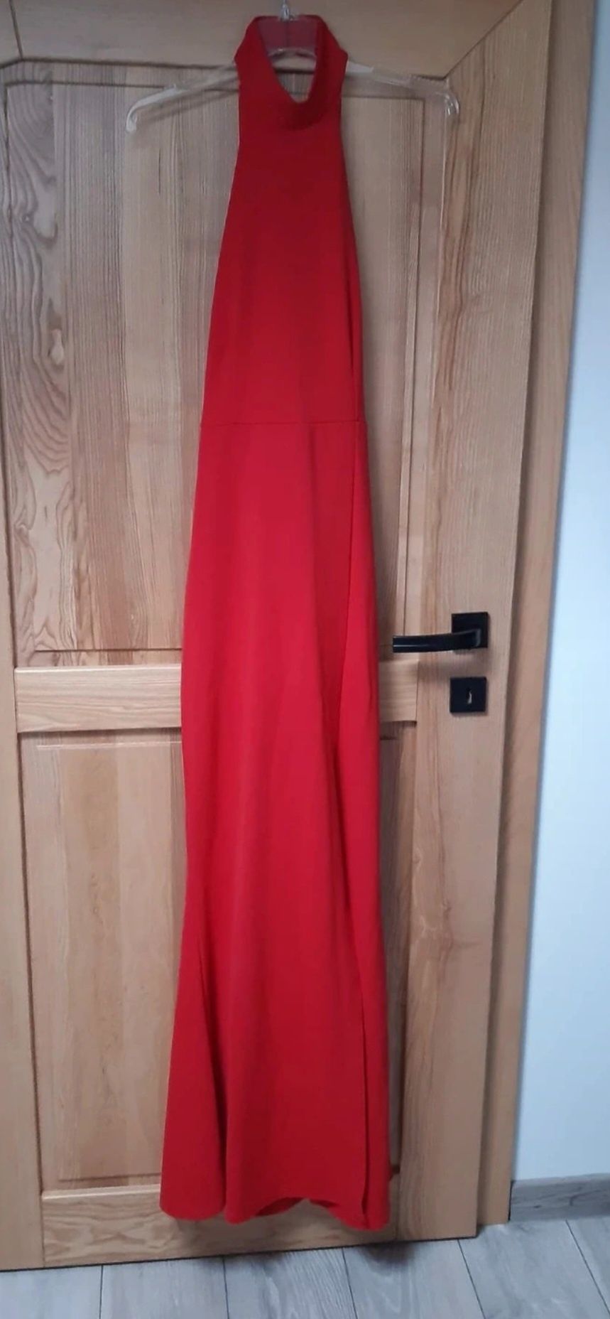 Czerwona obcisła sukienka