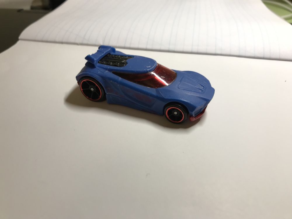 Машинка Hot Wheels меняющая цвет