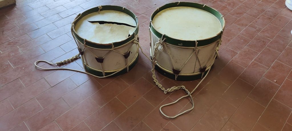 Tambores com fita á Tira-colo