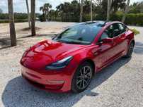 2022 Tesla Model 3 ціла машина на площадці Тесла