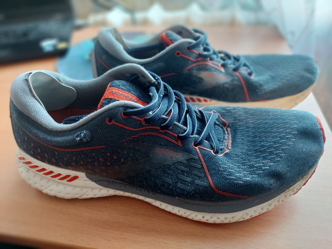 Продам Brooks Adrenaline GTS 21 (бігові кросівки), б/у