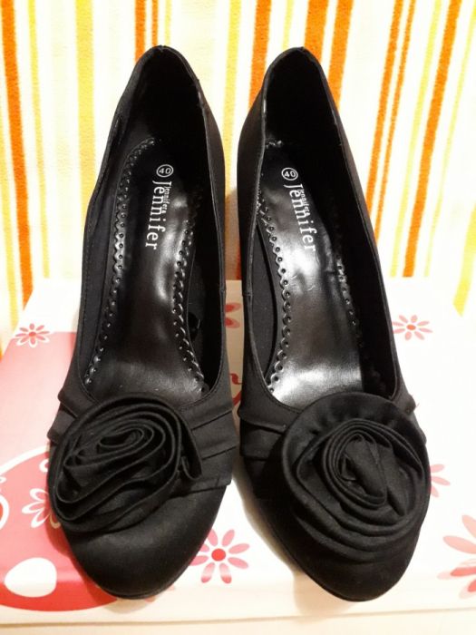 Buty czarne z kwiatkiem