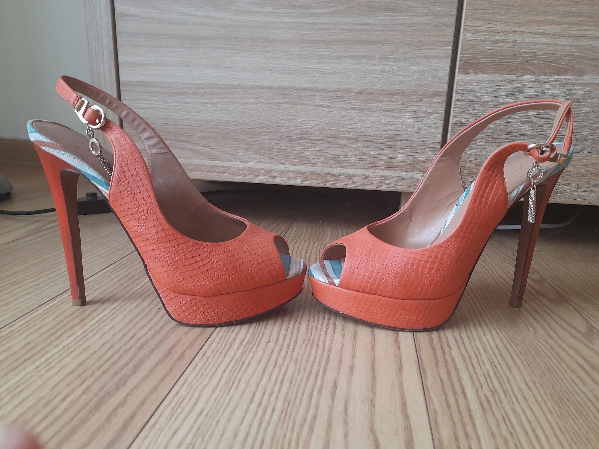 Pomarańczowe szpilki peep toe Kazar