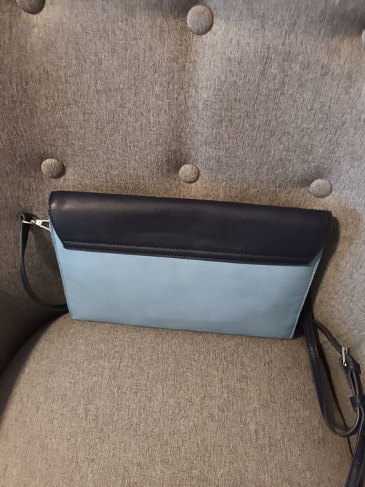 Clutch da marca Parfois em três tons de azul