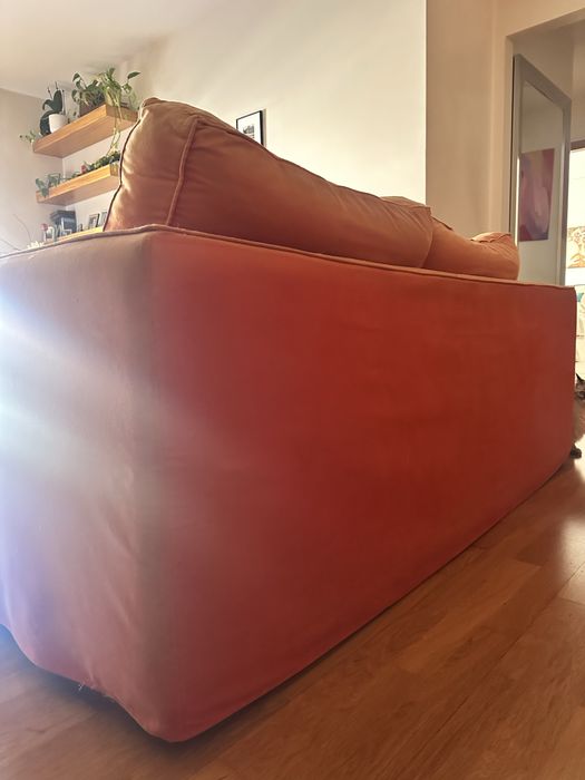 Sofa laranja, para recolha em Viana do Castelo