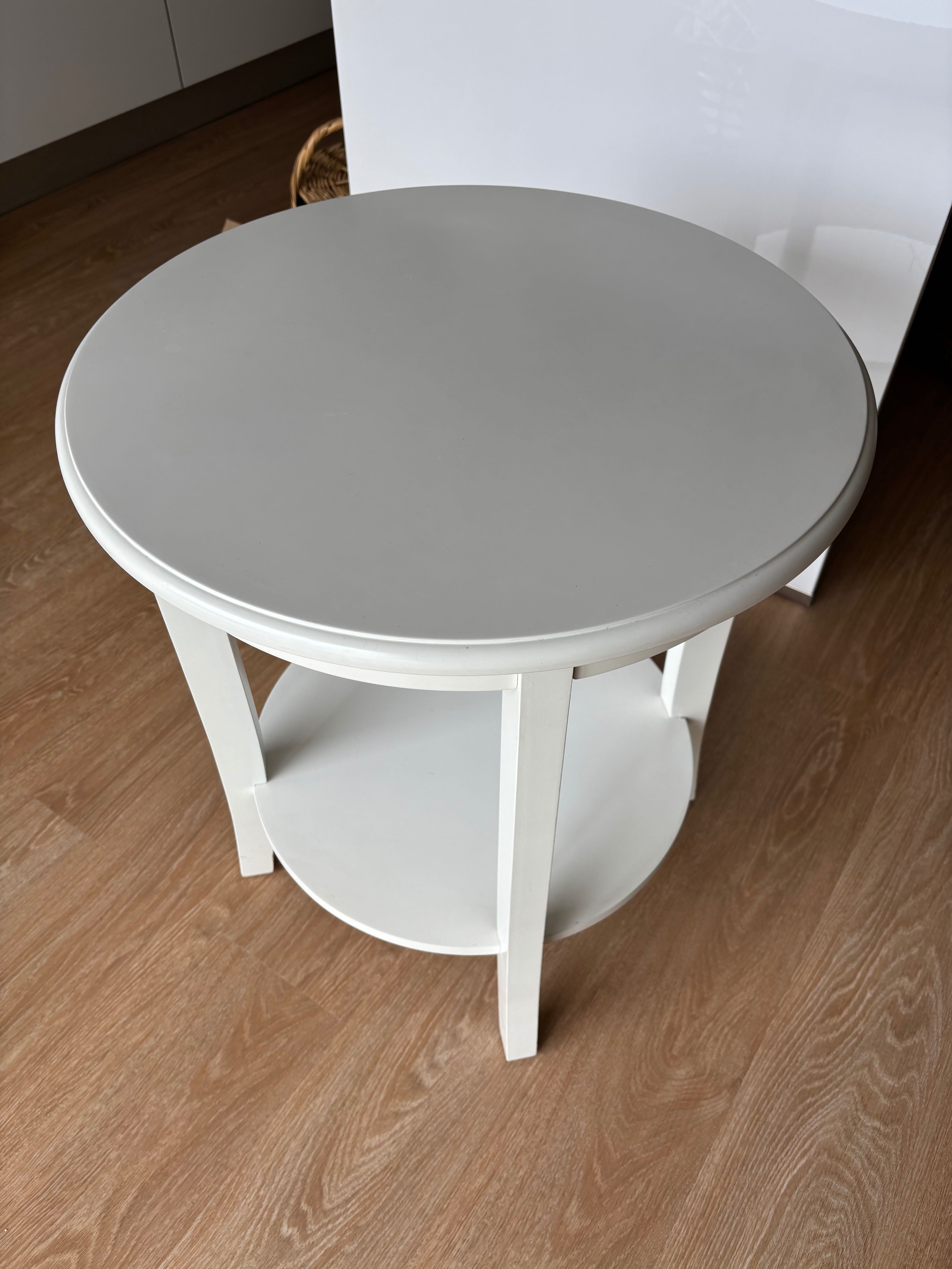 Mesa em madeira lacada