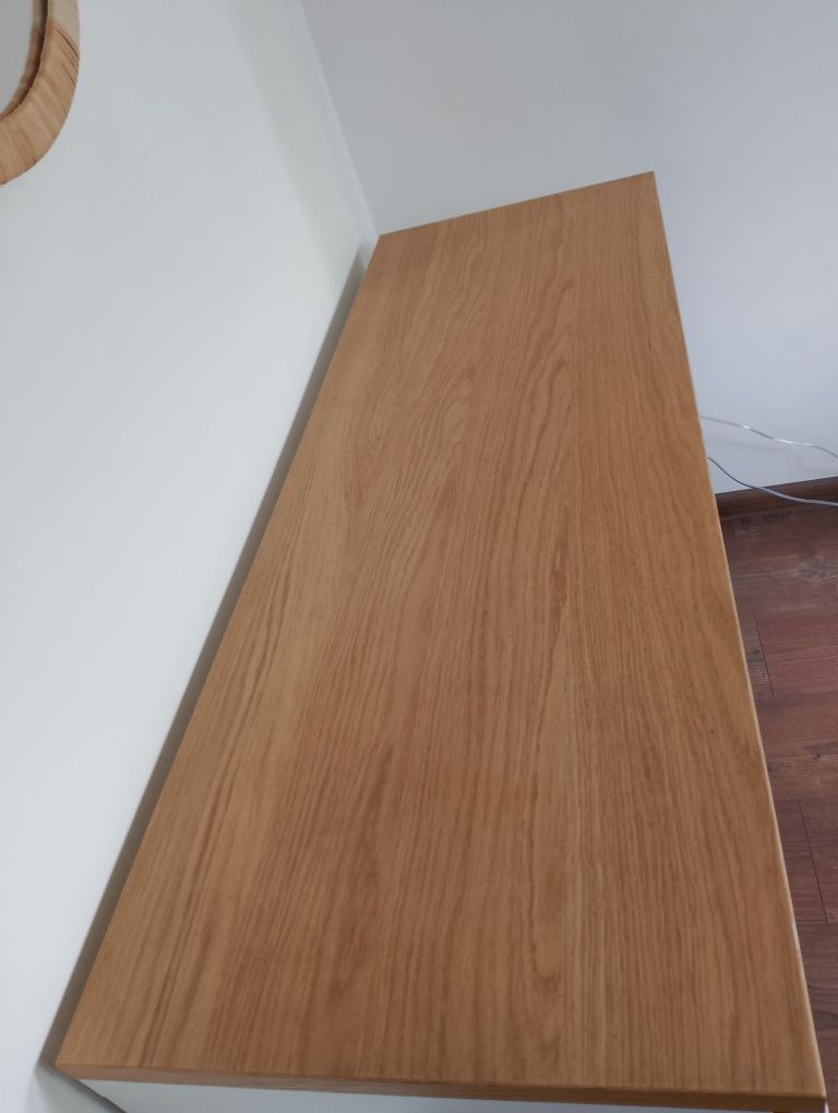 Komoda z IKEA z dębowym blatem.