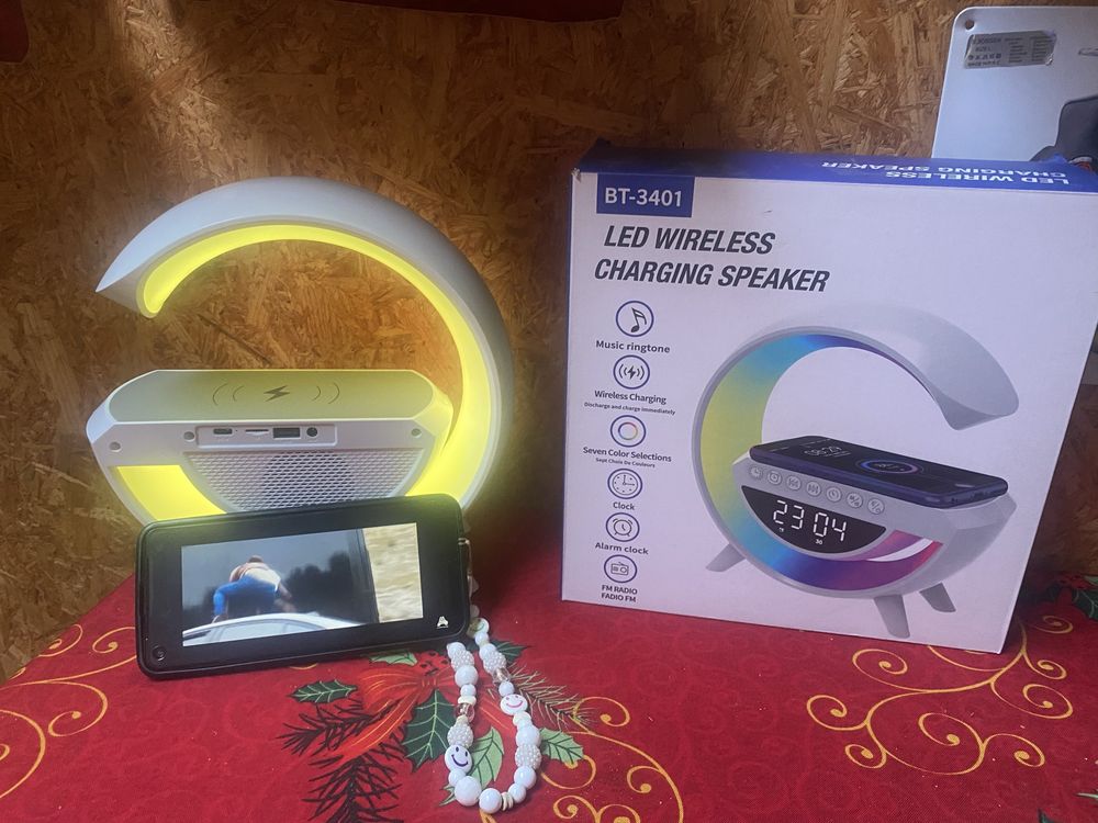 Despertador com luzes led e carrega telemoveis via wireless