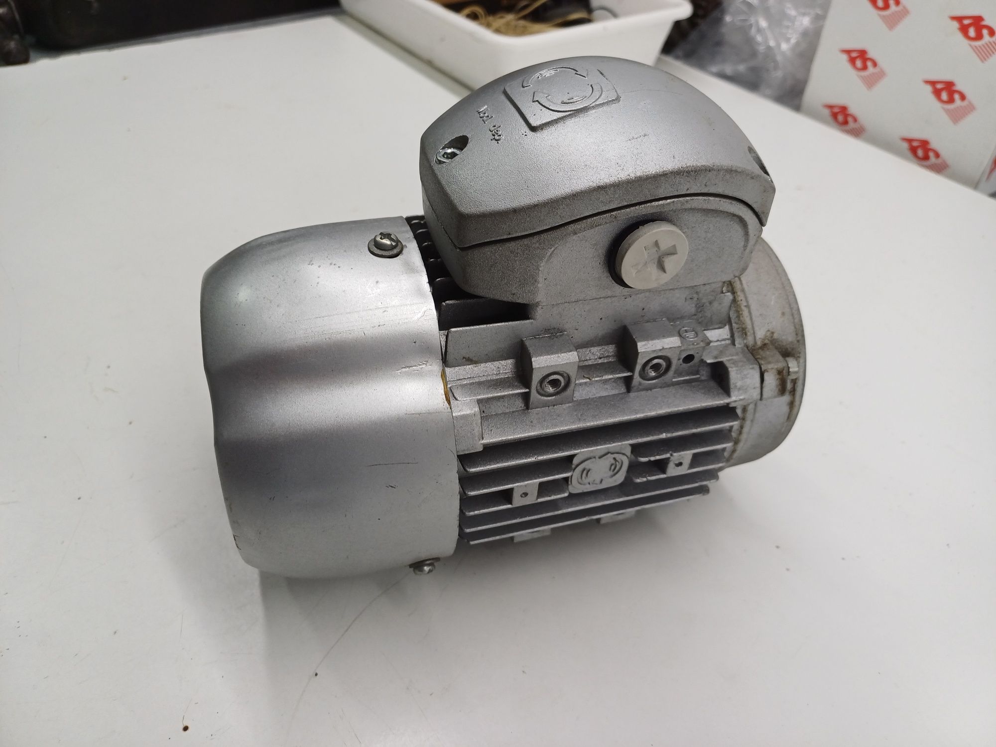 Motor trifasico 0.9Kw  1346rpm tipo 56B-4