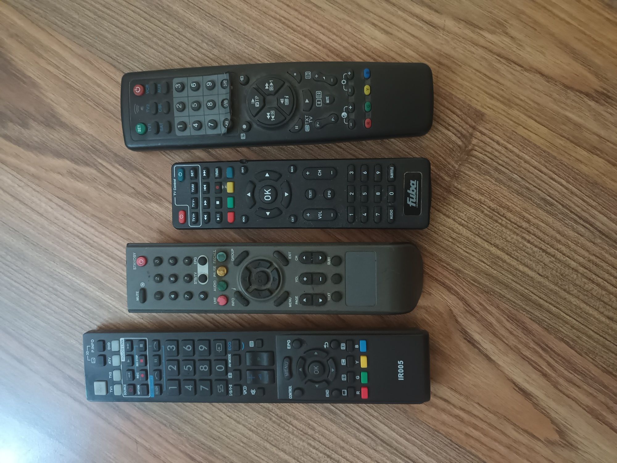 4 piloty do telewizorów