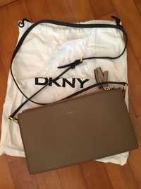 Carteira DKNY tipo clutch