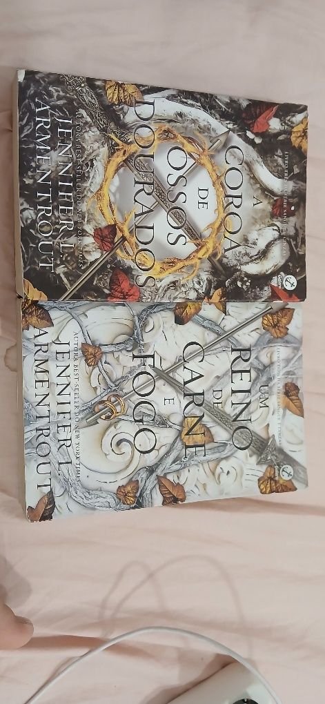 Volume 1 e 2 da saga DE SANGUE E CINZAS