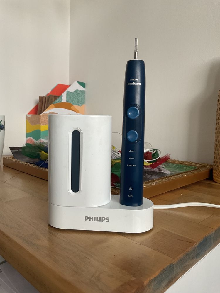 szczoteczka sonicare ze stacja UV i etui