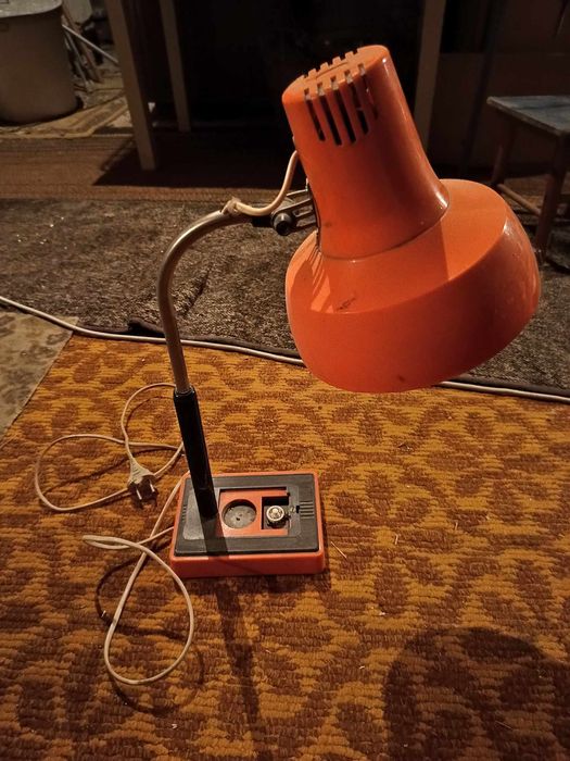 Lampka biurkowa z okresu PRL-u