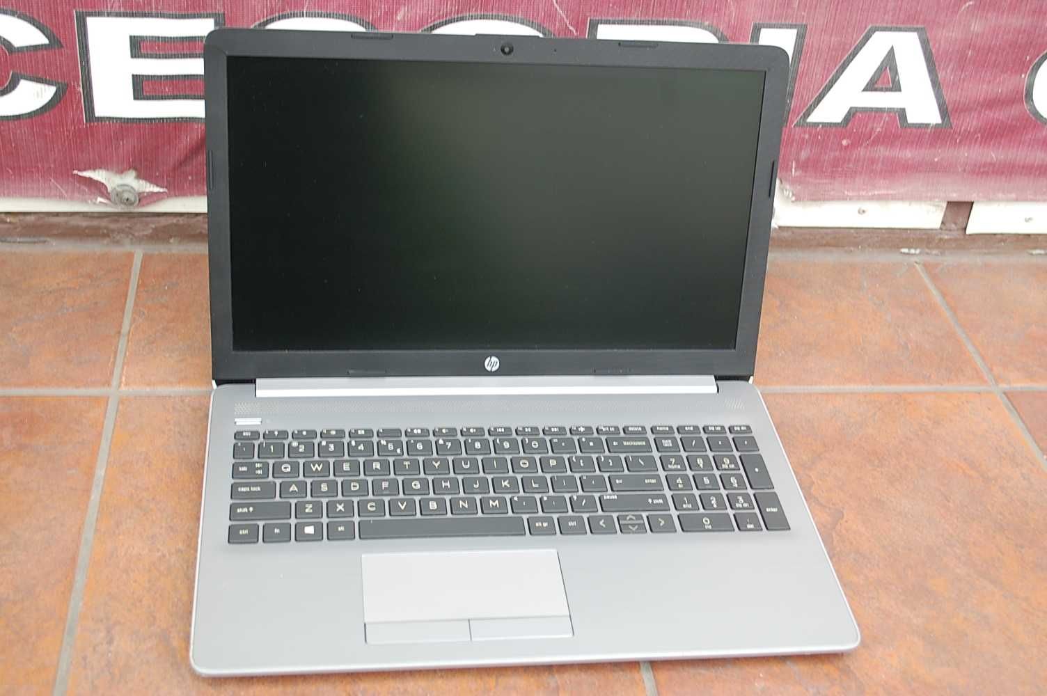 Laptop HP 255 G7 15,6" AMD A6 4G / 256GB SSD/Amd Radeon R4 Graphics