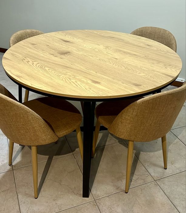 Mesa com 4 cadeiras