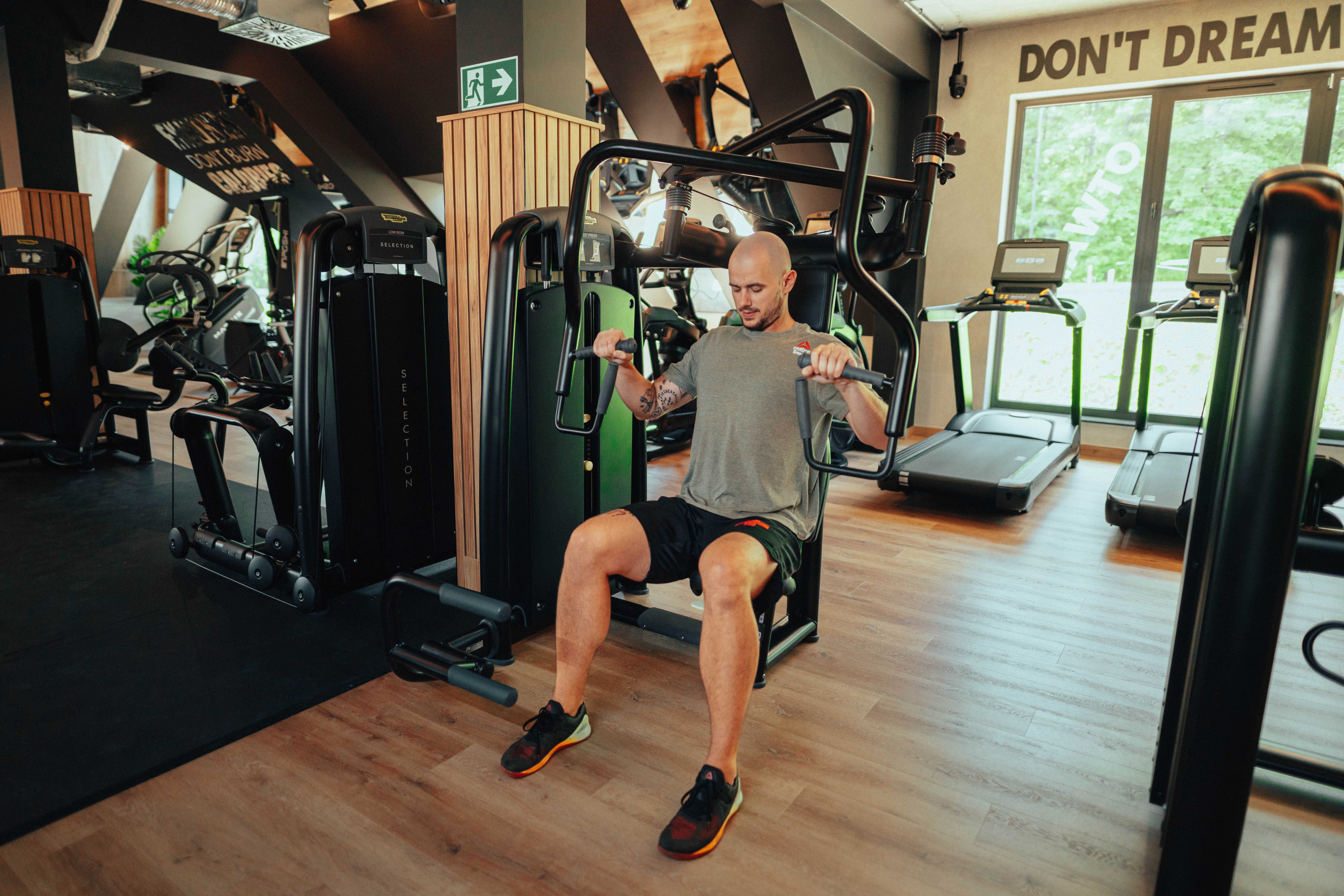 Technogym Selection zestaw 26 maszyn ze stosem/ wyposażenie siłowni