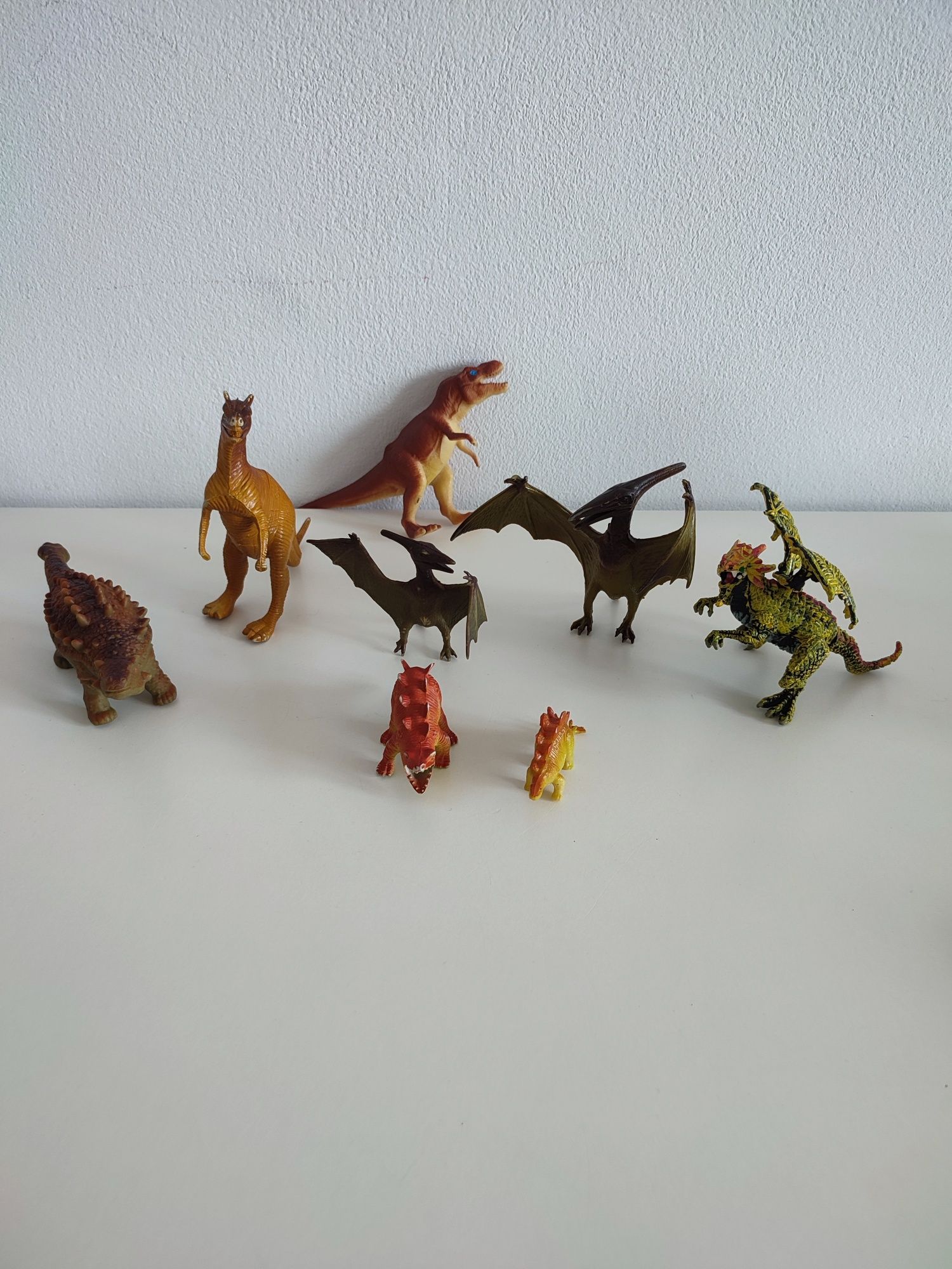 8 figurek dinozaurów