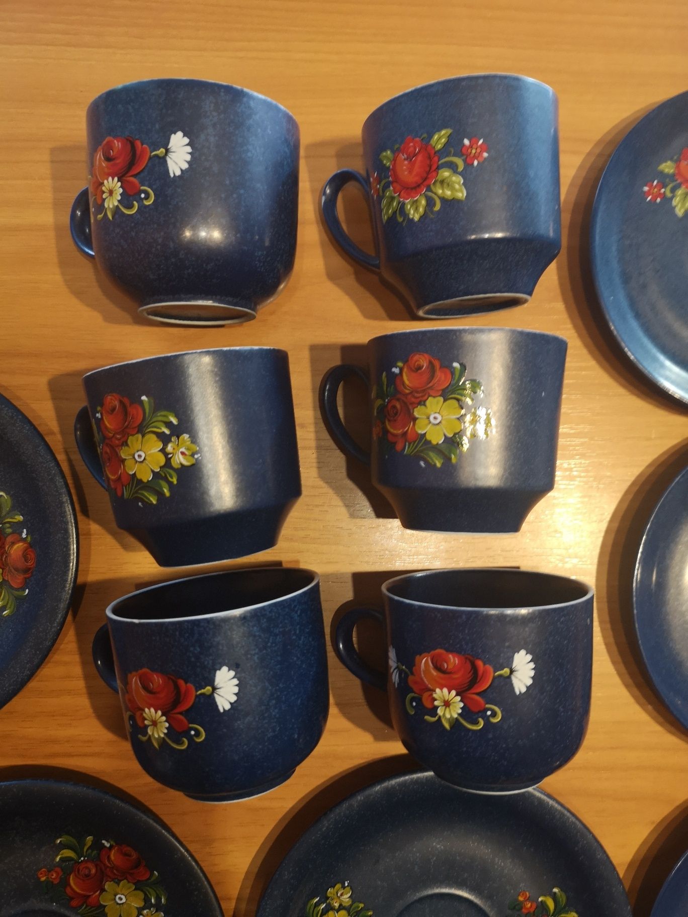 Zestaw 6 starych filiżanek z podstawkami, porcelit