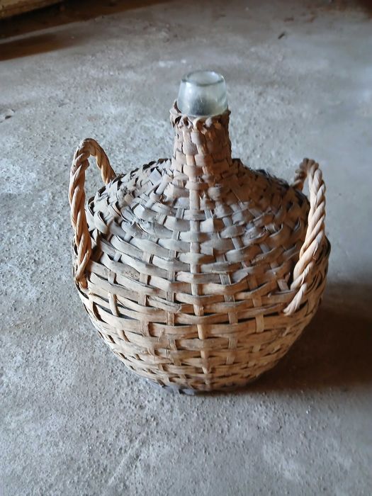 Garrafões empalhados