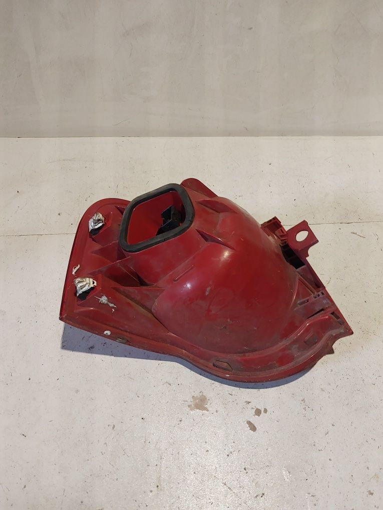 Prawa tylna lampa vw passat b6 kombi prawy tył